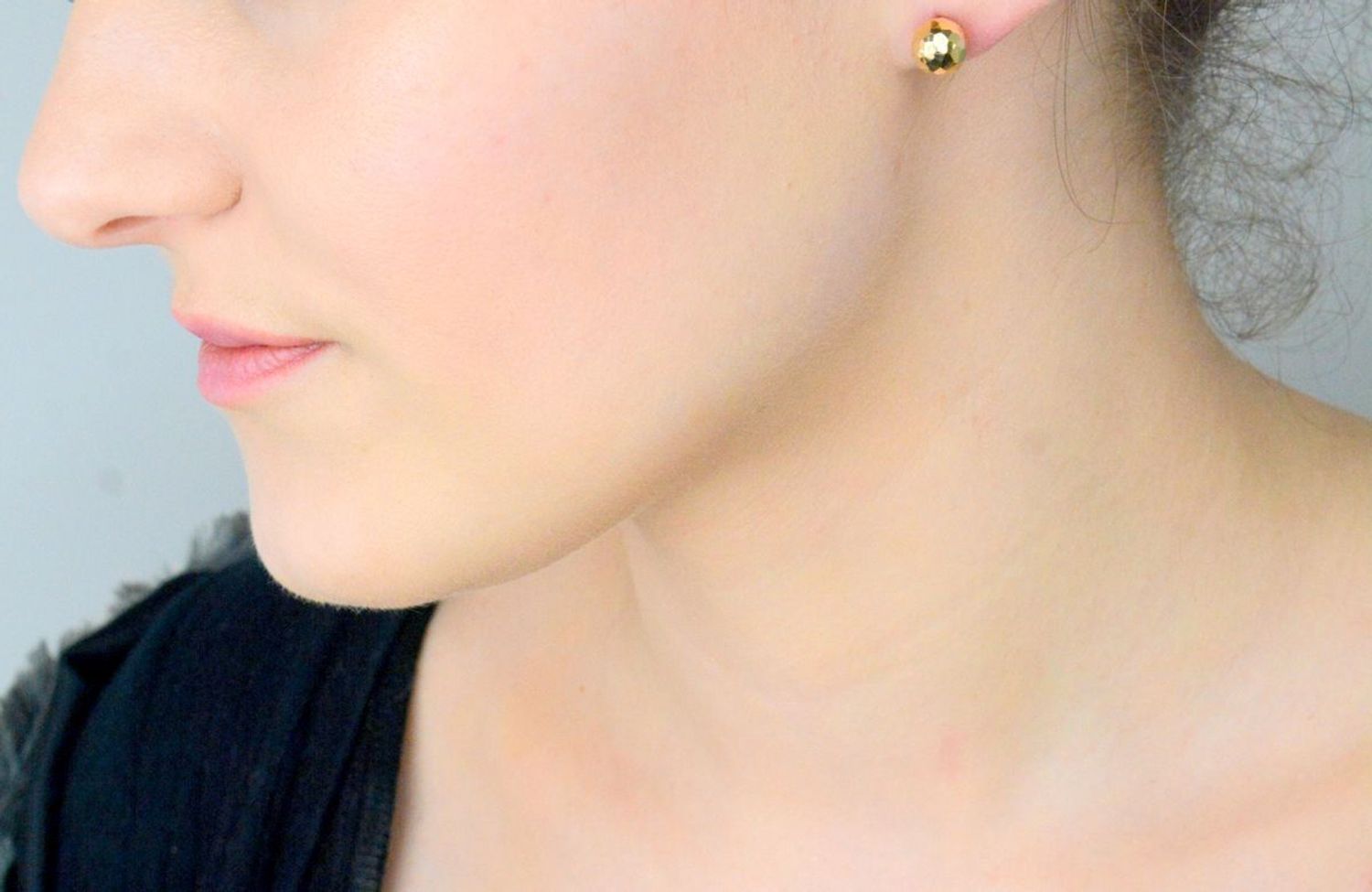 Kolczyki złote kulki grawerowane pr 585, DIA-KLC-10898-585 8mm. Stylowe kolczyki wykonane ze złota próby 585. Kolczyki mają okrągły kształt, ozdobione grawerem. Kolczyki to ponadczasowa biżuteri.jpg